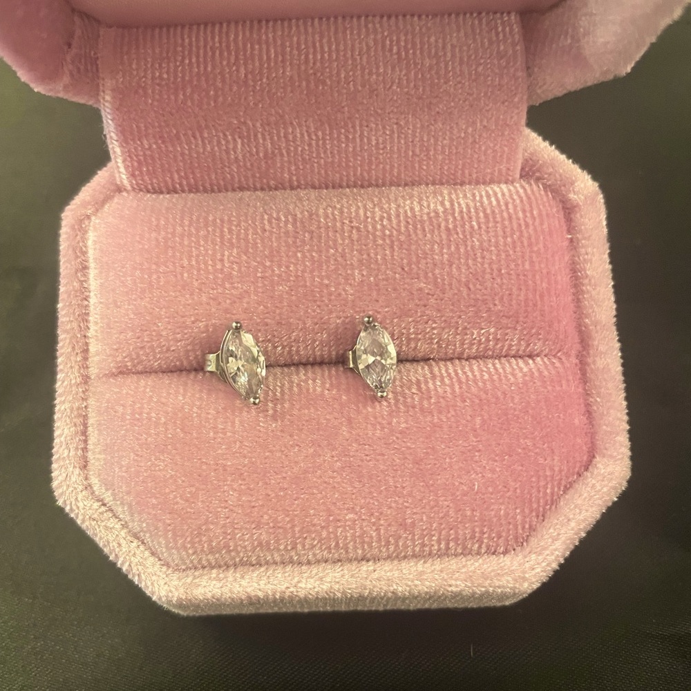 Sparkly marquise studs with earring back. Cz and Sterling silver plated.
